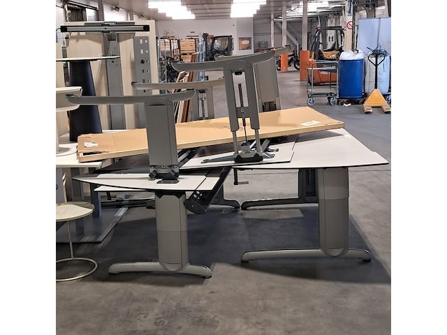 Diverse tafels en bureaus - afbeelding 9 van  9