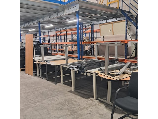 Diverse tafels en bureaus - afbeelding 1 van  7