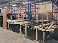 Diverse tafels en bureaus