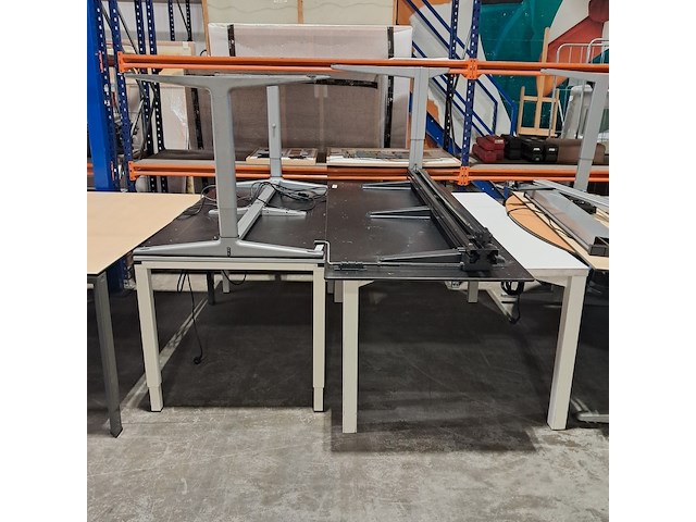 Diverse tafels en bureaus - afbeelding 3 van  7