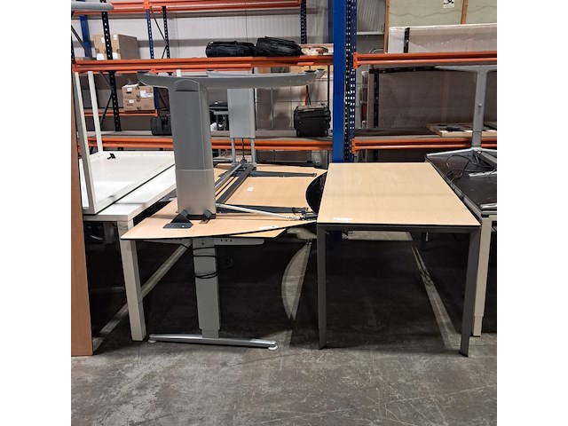 Diverse tafels en bureaus - afbeelding 4 van  7