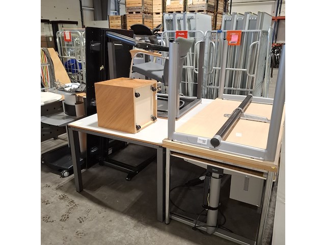 Diverse tafels en kantoormeubilair - afbeelding 1 van  6