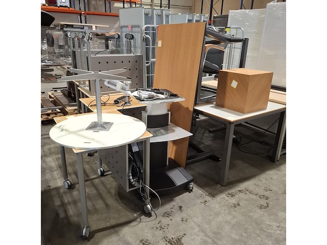 Diverse tafels en kantoormeubilair - afbeelding 2 van  6