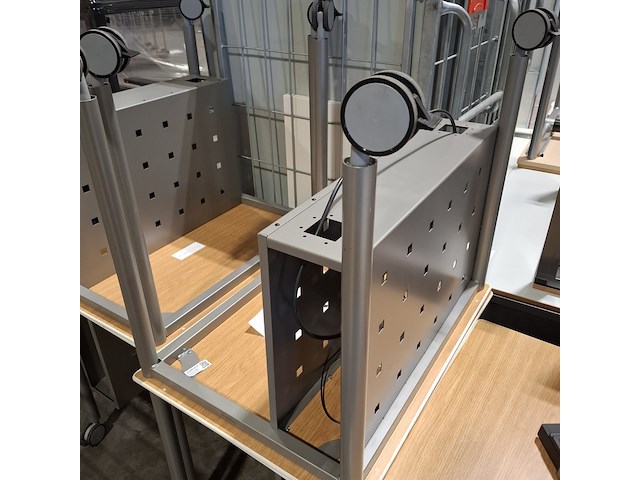 Diverse tafels en kantoormeubilair - afbeelding 3 van  6