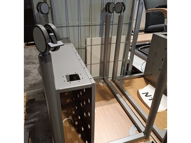 Diverse tafels en kantoormeubilair - afbeelding 4 van  6