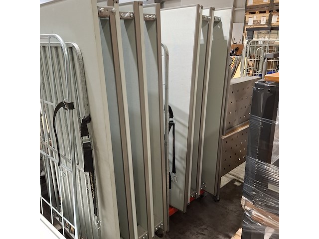 Diverse tafels en kantoormeubilair - afbeelding 6 van  6