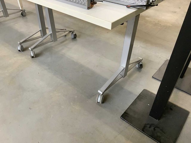 Diverse tafels en ladeblokken (6x) - afbeelding 2 van  6