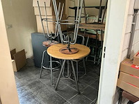 Diverse tafels en stoelen - afbeelding 1 van  5