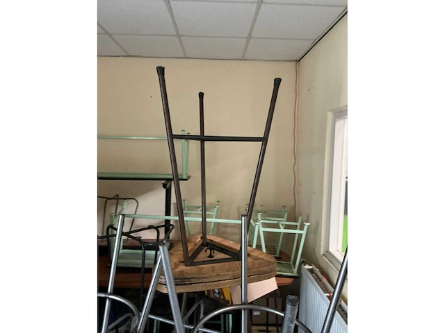 Diverse tafels en stoelen - afbeelding 4 van  5