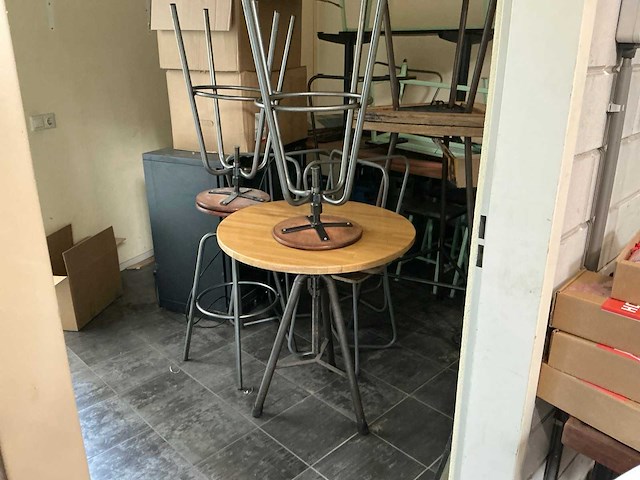 Diverse tafels en stoelen - afbeelding 1 van  5