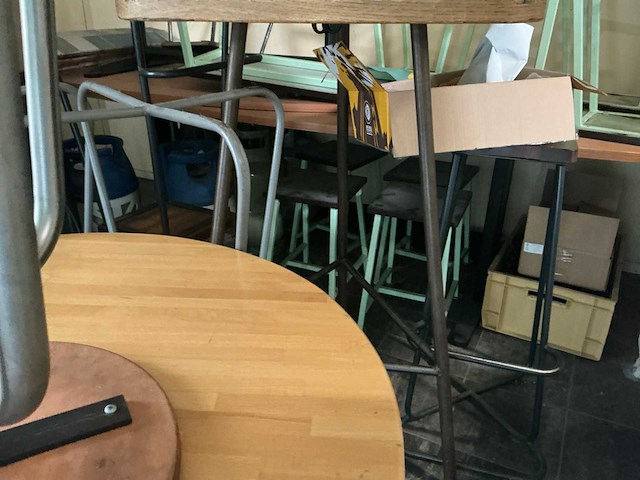 Diverse tafels en stoelen - afbeelding 3 van  5
