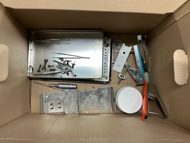 Diverse tandheelkundige handinstrumenten en accessoires - afbeelding 3 van  12