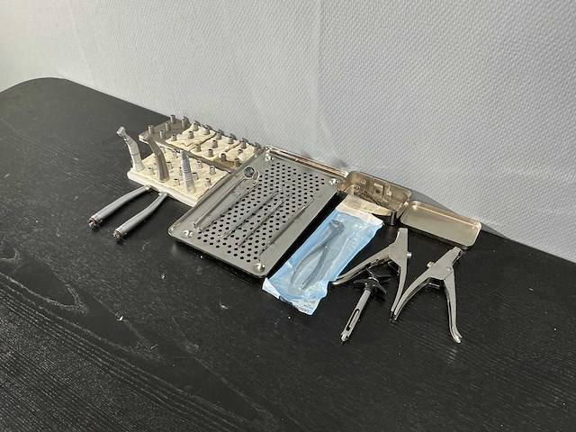 Diverse tandheelkundige handinstrumenten en accessoires - afbeelding 1 van  12