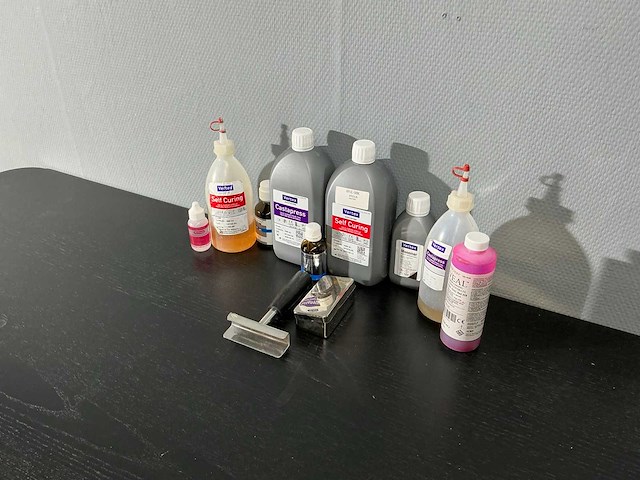 Diverse tandtechnische vloeistoffen en acrylmaterialen - afbeelding 1 van  7