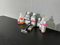 Diverse tandtechnische vloeistoffen en acrylmaterialen - afbeelding 1 van  7