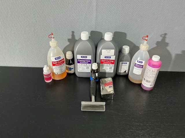 Diverse tandtechnische vloeistoffen en acrylmaterialen - afbeelding 2 van  7
