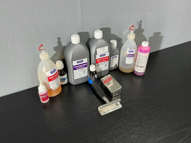Diverse tandtechnische vloeistoffen en acrylmaterialen - afbeelding 3 van  7