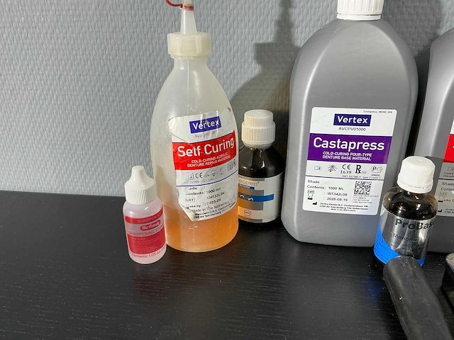 Diverse tandtechnische vloeistoffen en acrylmaterialen - afbeelding 5 van  7