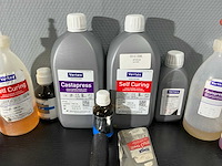 Diverse tandtechnische vloeistoffen en acrylmaterialen - afbeelding 6 van  7