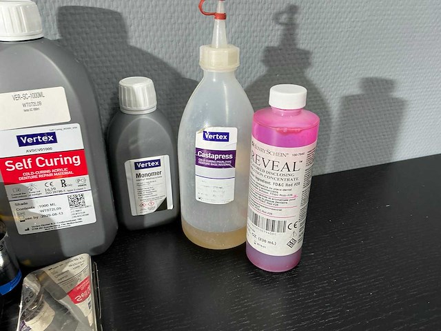 Diverse tandtechnische vloeistoffen en acrylmaterialen - afbeelding 7 van  7