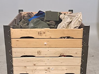 Diverse tassen, foudraals en handschoenen
