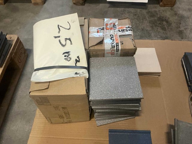 Diverse tegels 15x15cm en plinttegels - afbeelding 1 van  6