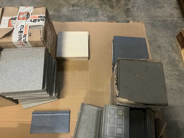 Diverse tegels 15x15cm en plinttegels - afbeelding 2 van  6