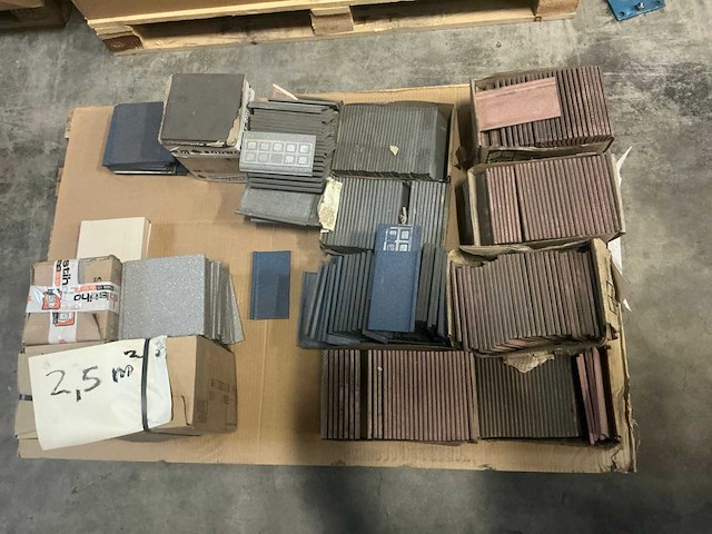 Diverse tegels 15x15cm en plinttegels - afbeelding 2 van  7