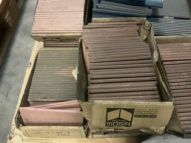 Diverse tegels 15x15cm en plinttegels - afbeelding 4 van  7