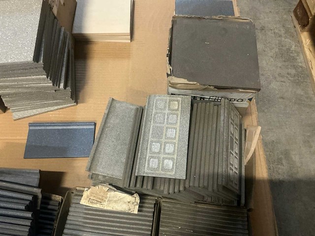 Diverse tegels 15x15cm en plinttegels - afbeelding 7 van  7