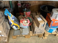 Diverse tegels en lijm - afbeelding 2 van  4