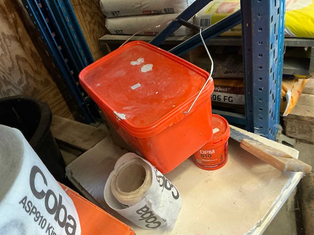 Diverse tegels en lijm - afbeelding 4 van  4