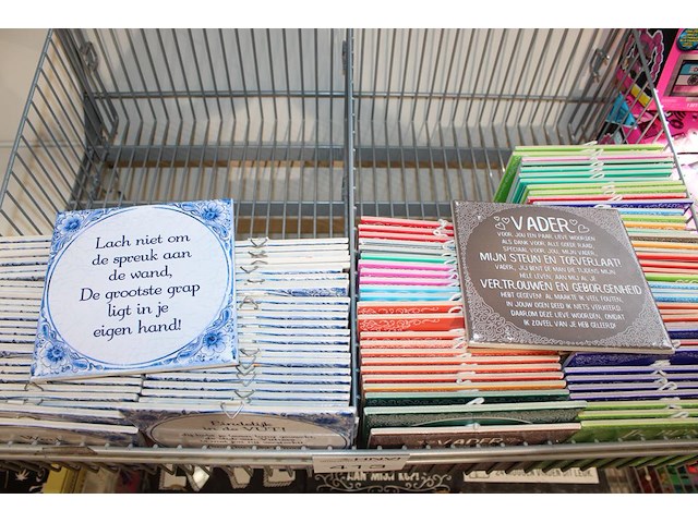 Diverse teksttegeltjes, ruim 100 stuks in mand. - afbeelding 2 van  2