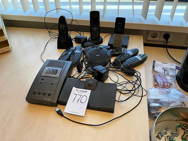 Diverse telefoons en dicteer apparaat - afbeelding 1 van  3