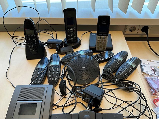 Diverse telefoons en dicteer apparaat - afbeelding 3 van  3