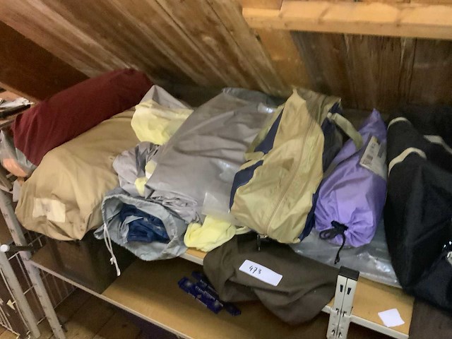 Diverse tenten en stokken - afbeelding 2 van  6