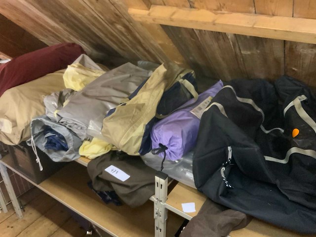 Diverse tenten en stokken - afbeelding 3 van  6