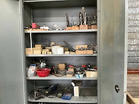 Diverse toebehoren in kast - afbeelding 1 van  4