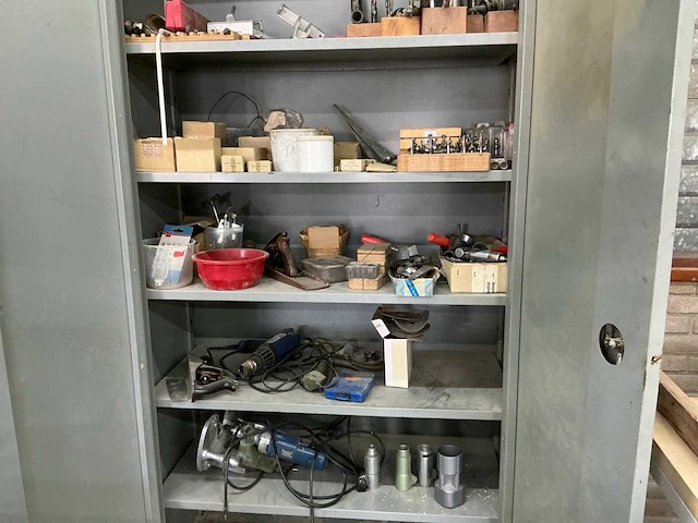 Diverse toebehoren in kast - afbeelding 1 van  3