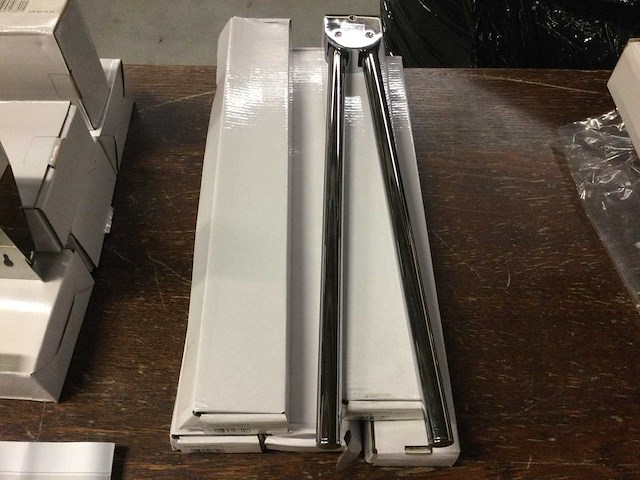 Diverse toilet en douche garnituren - afbeelding 2 van  6