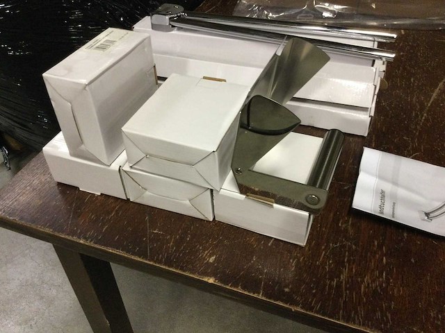 Diverse toilet en douche garnituren - afbeelding 4 van  6