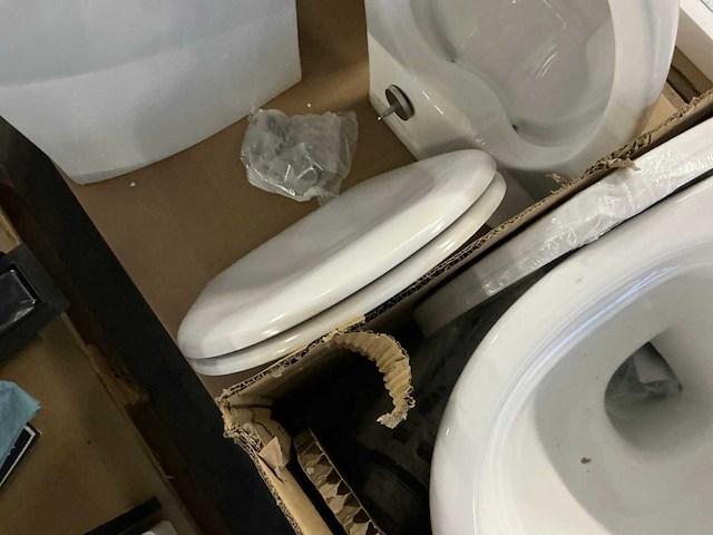 Diverse toiletten (3 stuks) - afbeelding 3 van  4
