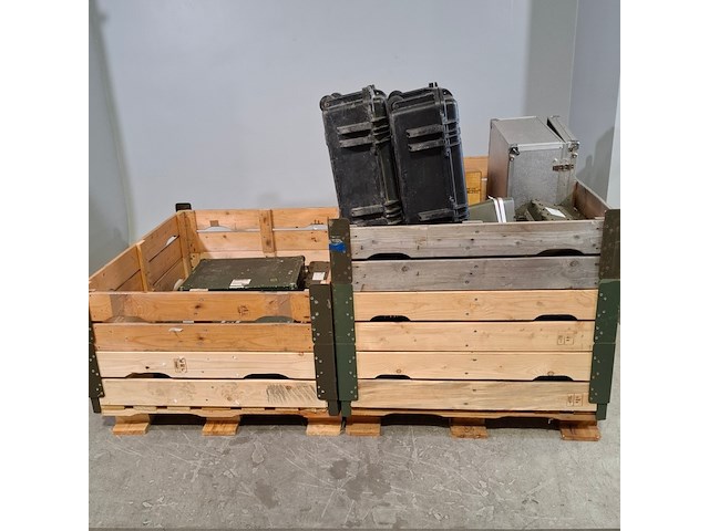 Diverse transport koffers en kisten - afbeelding 1 van  6