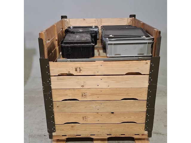 Diverse transportkisten en koffers - afbeelding 1 van  5
