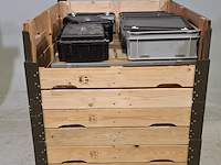 Diverse transportkisten en koffers