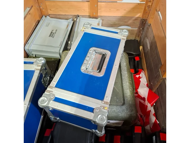 Diverse transportkisten en koffers - afbeelding 6 van  9