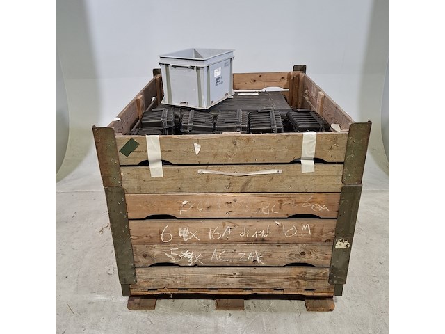 Diverse transportkoffers, o.a b&w - afbeelding 1 van  5