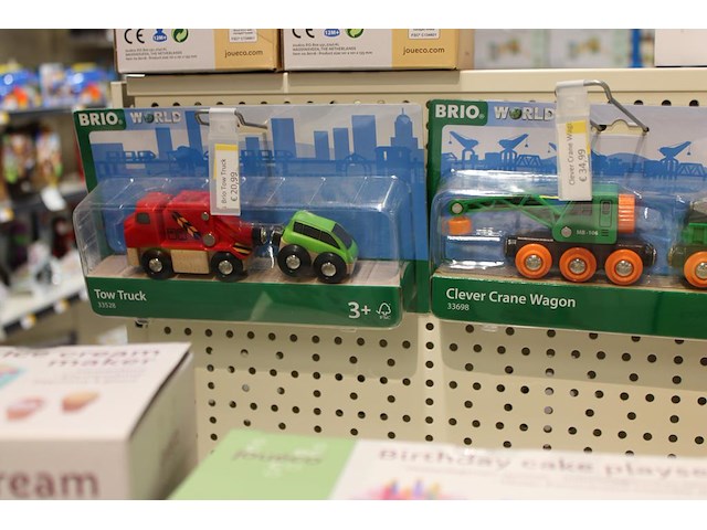 Diverse transportmiddelen brio w.o. truck, wagon en heftruck, vijf stuks. - afbeelding 3 van  3