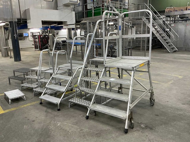 Diverse trappen en opstapjes (7x) - afbeelding 1 van  3