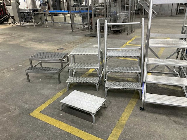 Diverse trappen en opstapjes (7x) - afbeelding 2 van  3